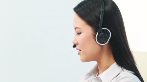 mujer de negocios asiática en una llamada
