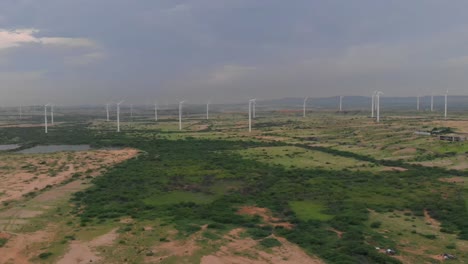 Una-Vista-Aérea-De-Una-Gran-Granja-De-Molinos-De-Viento-De-Turbina-En-Jhimpir-Durante-El-Día