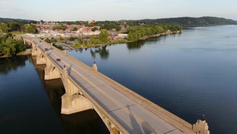 tiro de dron aéreo en aumento al atardecer sobre el puente de la ruta 462 en columbia, condado de lancaster, pennsylvania