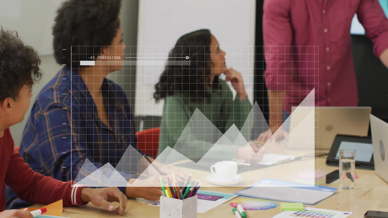 animación del procesamiento de datos financieros sobre diversas personas de negocios en la oficina