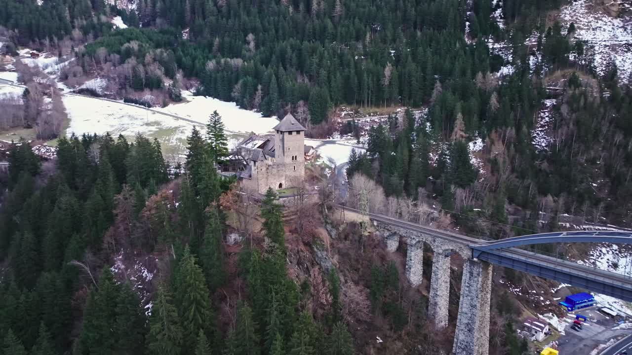 castillo de wiesberg y puente de trisanna tirol austria