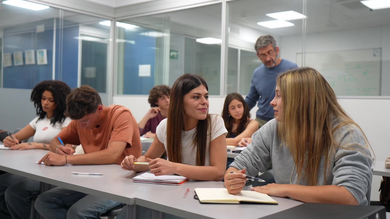 Jóvenes estudiantes aprendiendo en un aula moderna con el profesor.