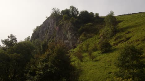 Blick-Auf-Den-Schwalbenschwanzpfad-Eines-Felsvorsprungs-Aus-Felsen,-Felsen,-Felswand