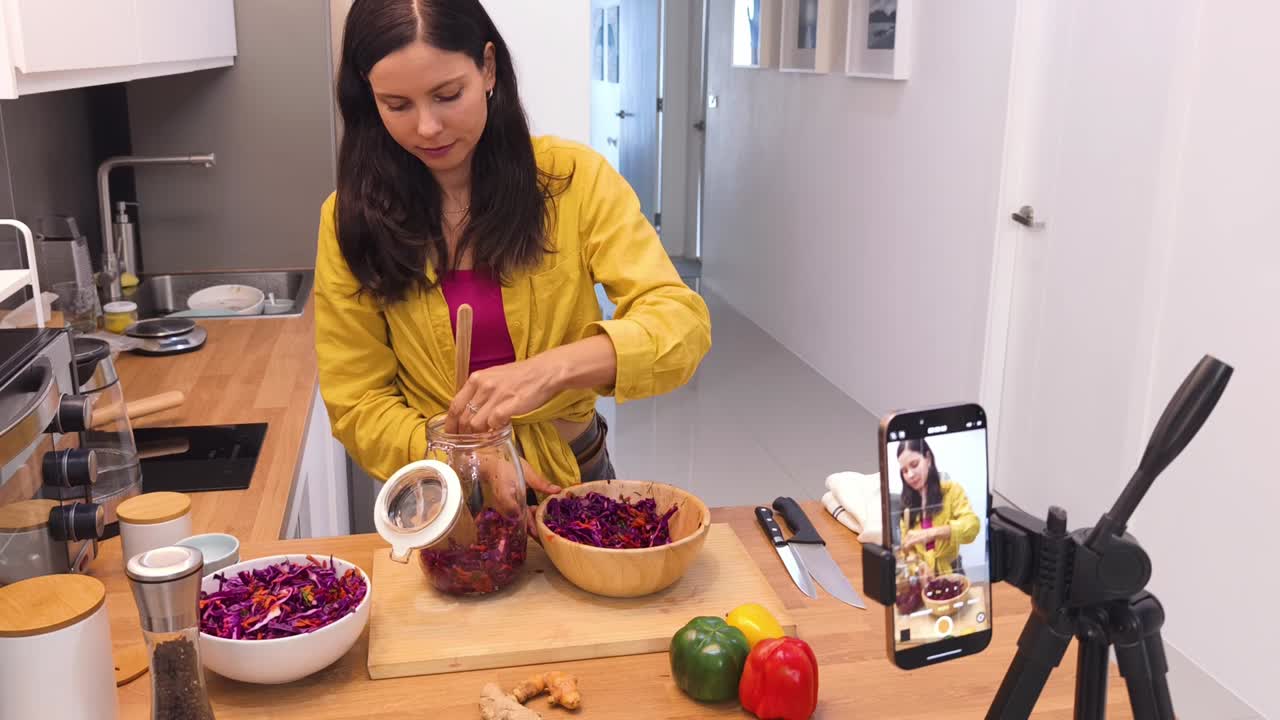 hacer una deliciosa ensalada de repollo rojo fermentado - un tutorial de cocina paso a paso