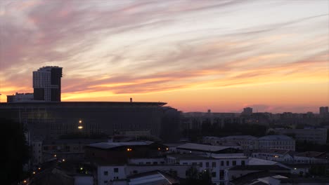 puesta de sol sobre la ciudad con el estadio