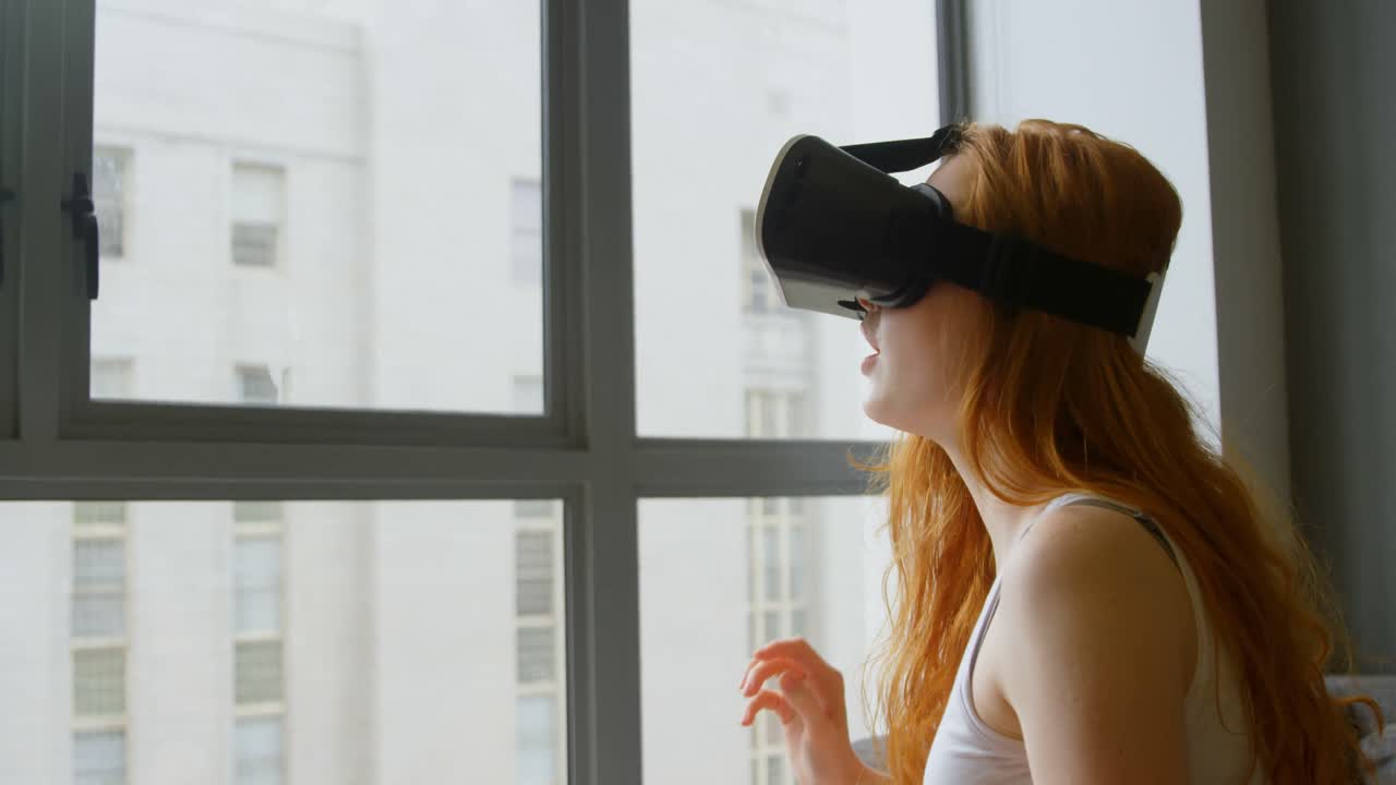 mujer usando auriculares de realidad virtual en la sala de estar 4k