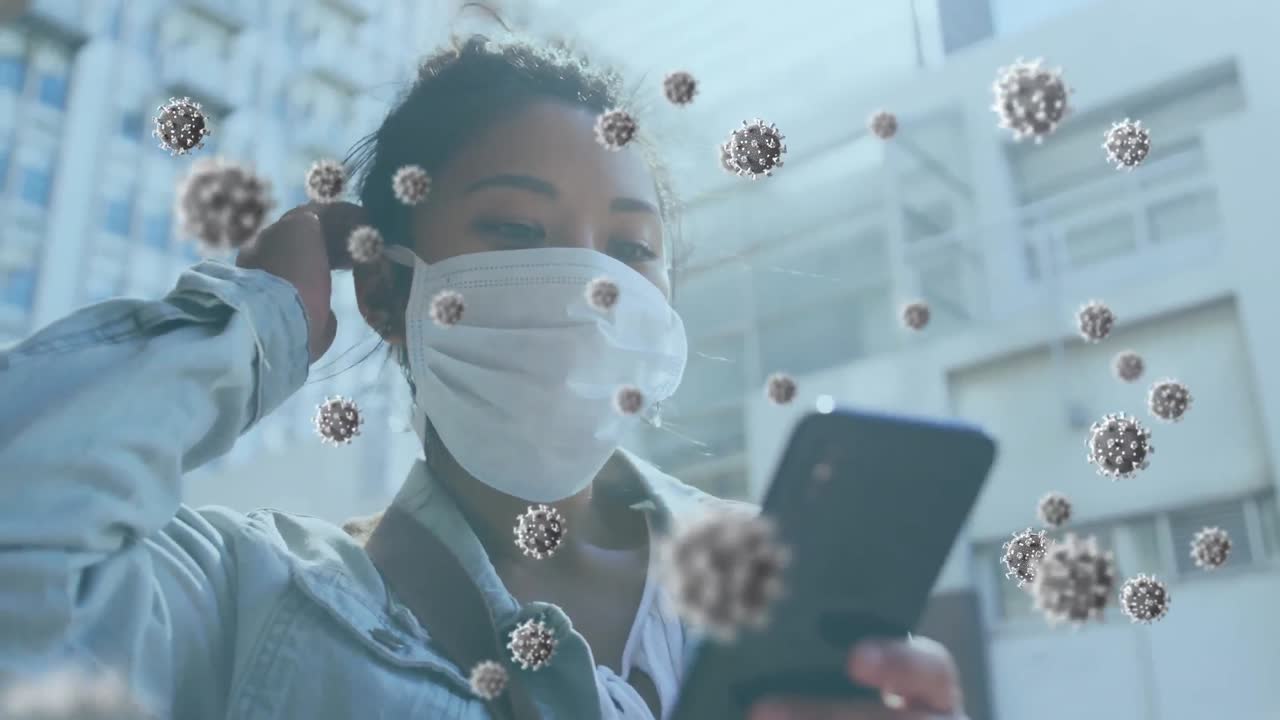 animación de las células del virus covid-19 sobre una mujer que usa una máscara facial usando un teléfono inteligente