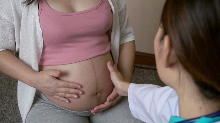Donna incinta e medico ginecologo in ospedale