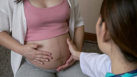 Mujer-Embarazada-Y-Médico-Ginecólogo-En-El-Hospital