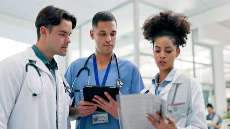 documentos, tabletas y médicos para la atención médica