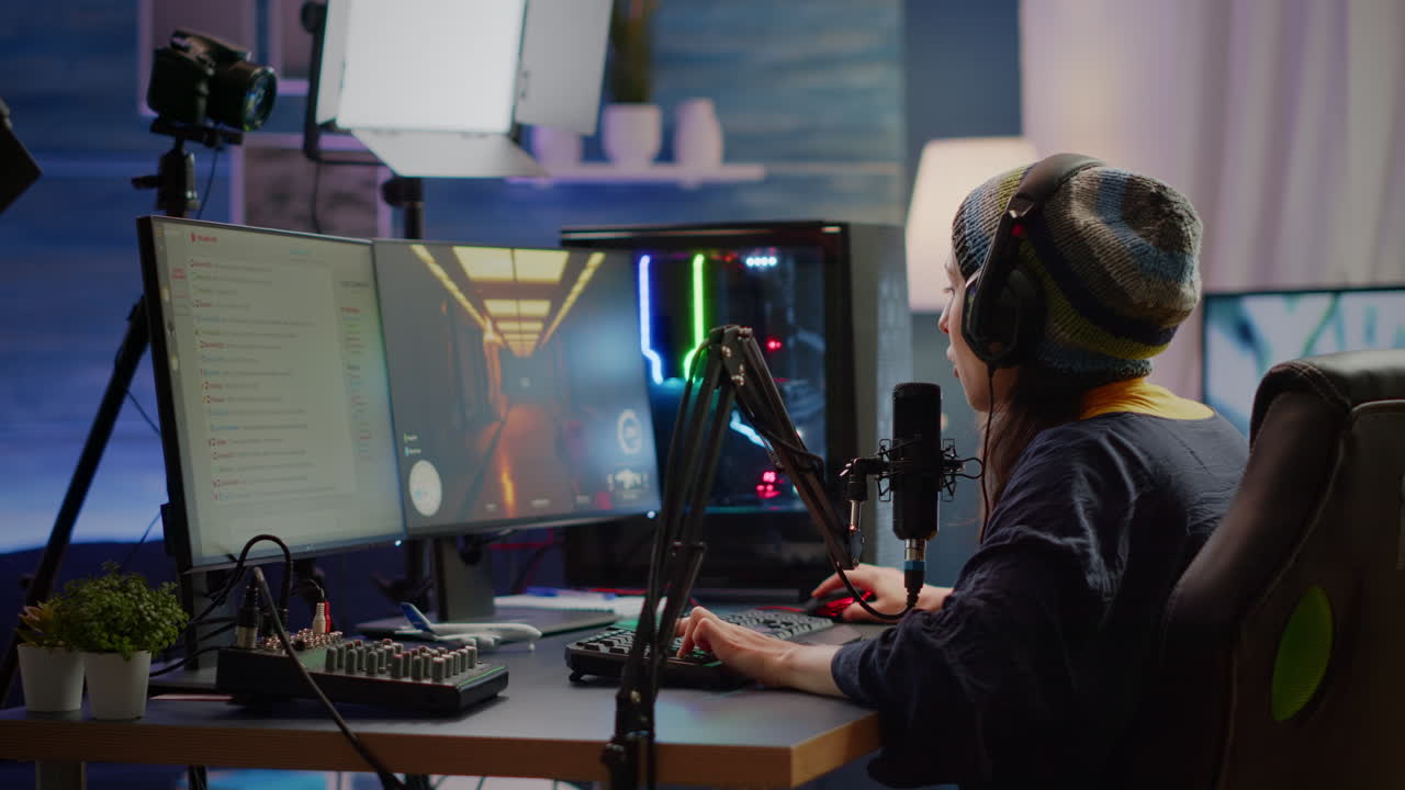 streamer ponerse los auriculares y empezar a hablar en el micrófono