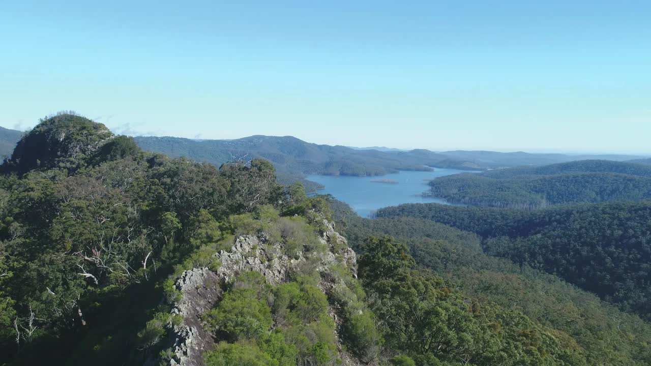 vista aérea de un pináculo, promontorio sobre un magnífico lago rodeado de un bosque interminable
