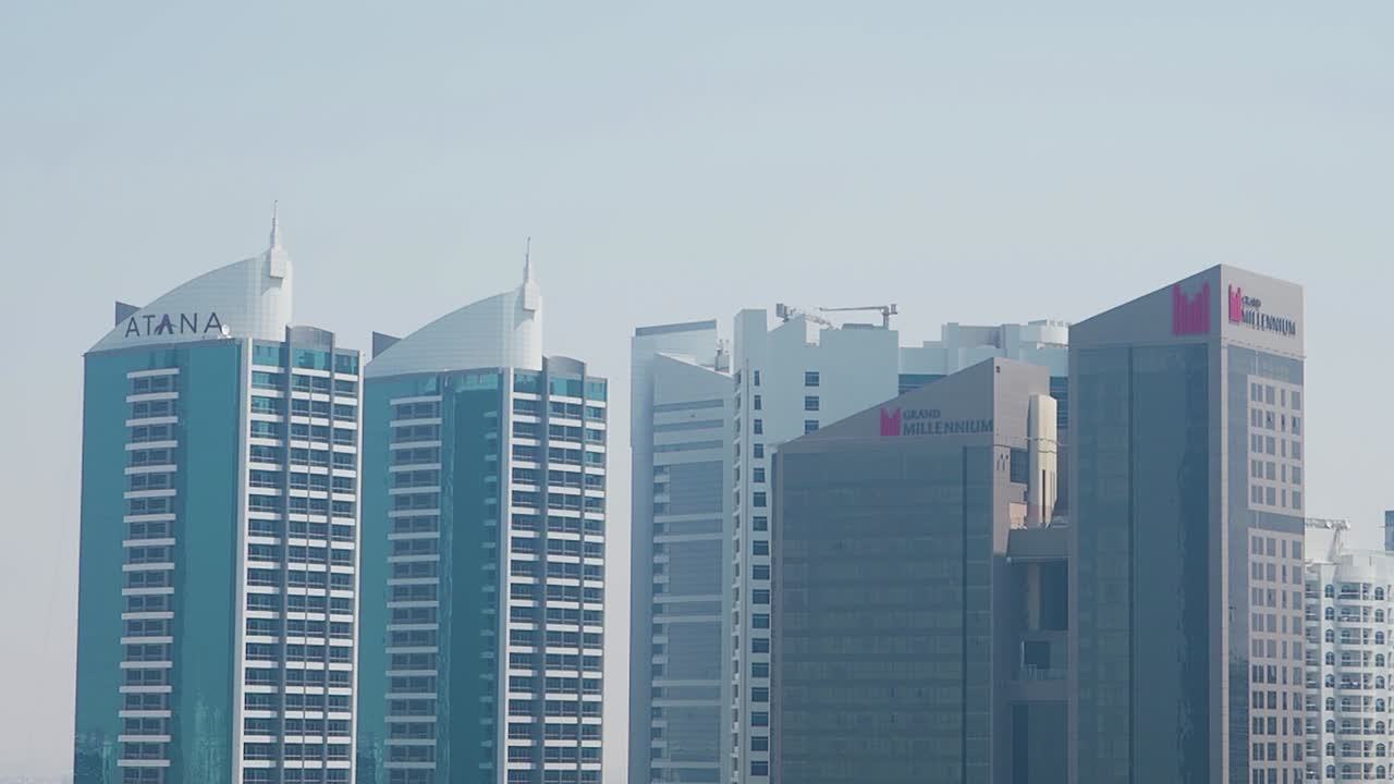 el horizonte de la ciudad de dubái con edificios modernos