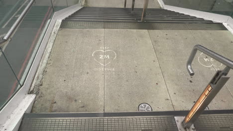 gimbal shot bajando las escaleras para revelar una señal de advertencia en forma de corazón a 2 m de distancia, londres, reino unido