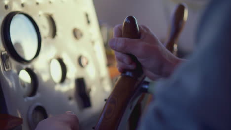 volante y tablero de instrumentos del barco