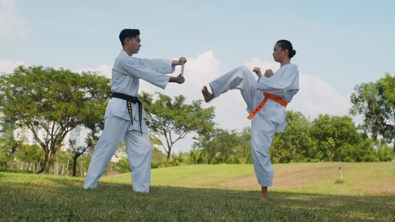 V1-0035_2023.12.14 DI Trung Crossmedia People practising taekwondo00000000.mov