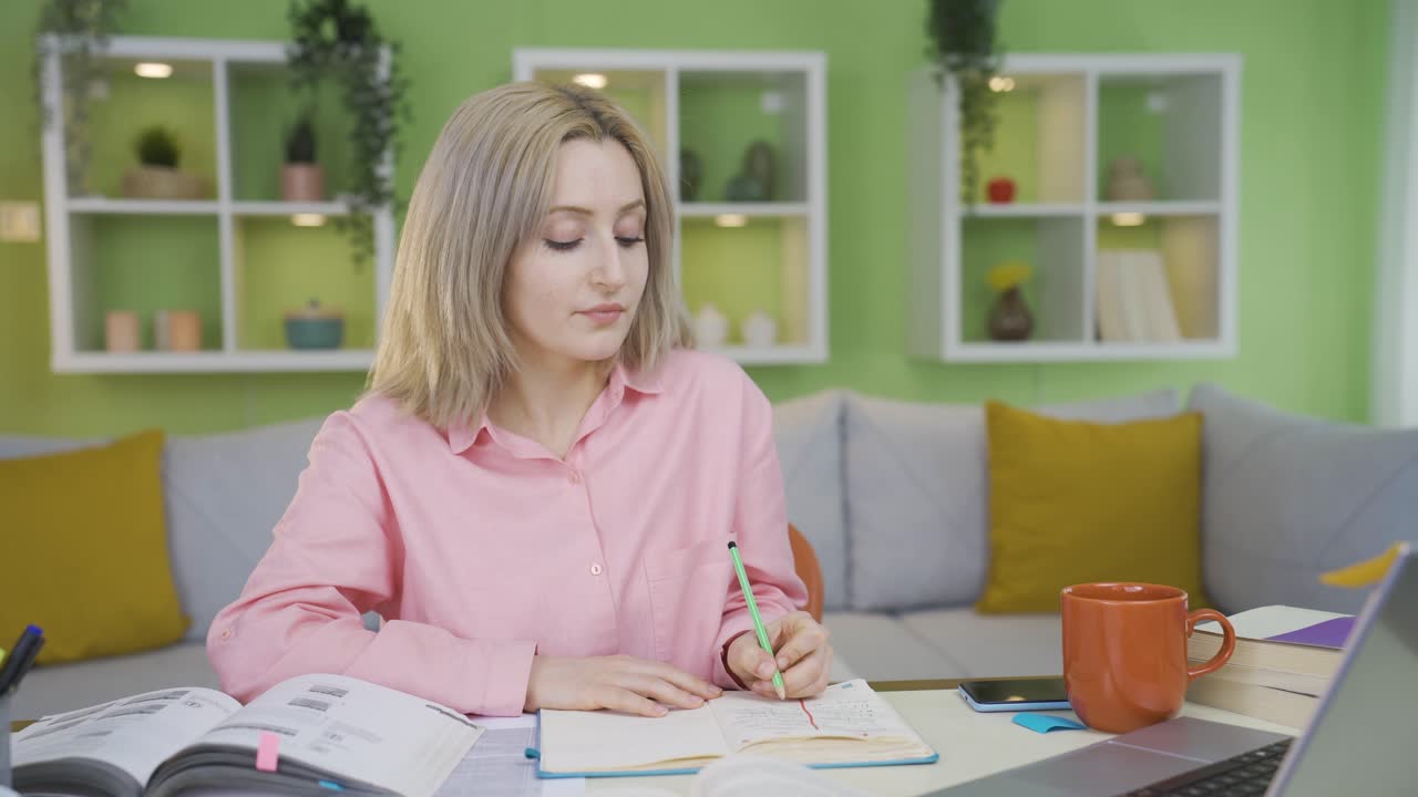 una chica universitaria con problemas para concentrarse.