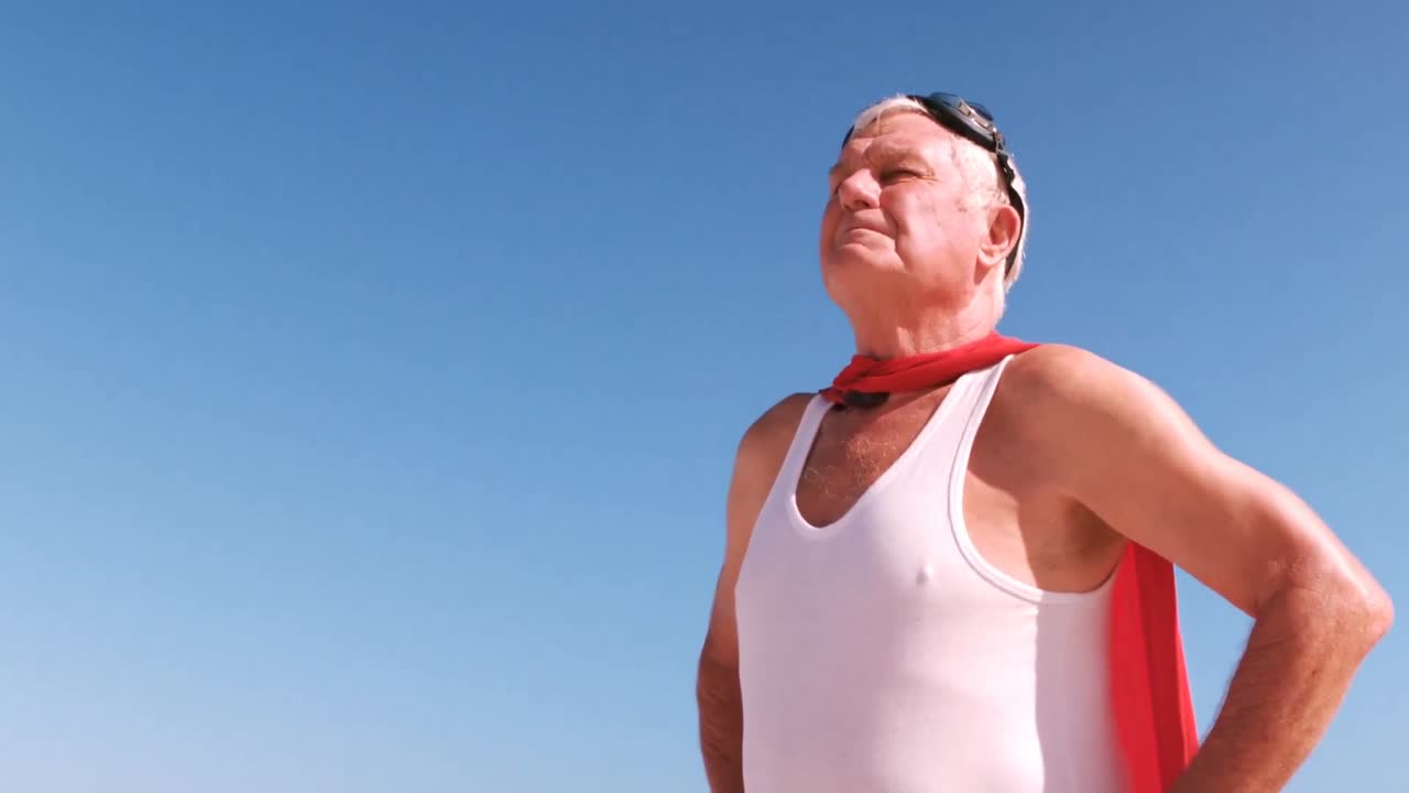 슈퍼히어로처럼 서서 옷을 입은 노인