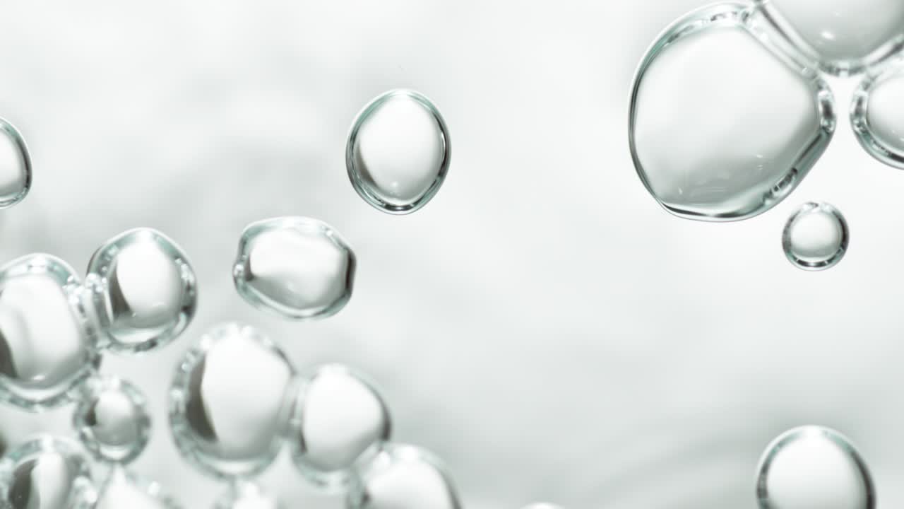 바탕에 낮은 각도에서 으로 떠다니는 투명한 거품