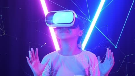 vr, concepto de entretenimiento futurista. joven asiática emocionada usando auriculares de realidad virtual con luz de neón en el fondo