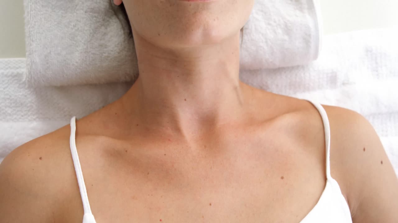 terapeuta cuidando a su paciente