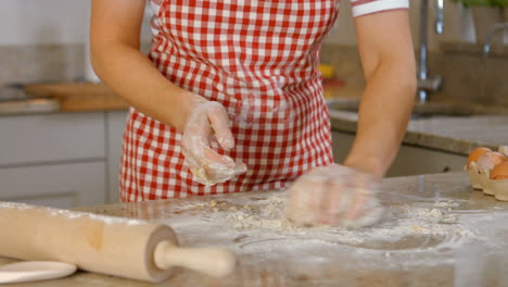 mujer horneando con huevo y harina