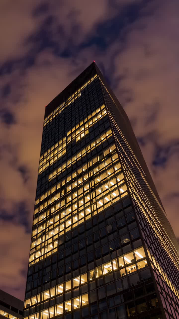 rascacielos iluminado por la noche