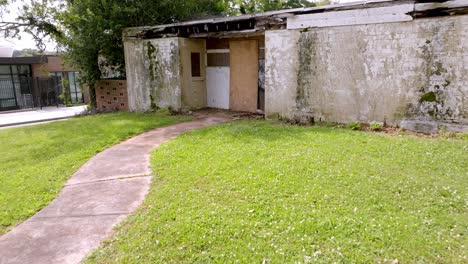 Abandoned-building-in-Vine-City-neighborhood-in-Atlanta,-Georgia-with-drone-video-close-up-pulling-back