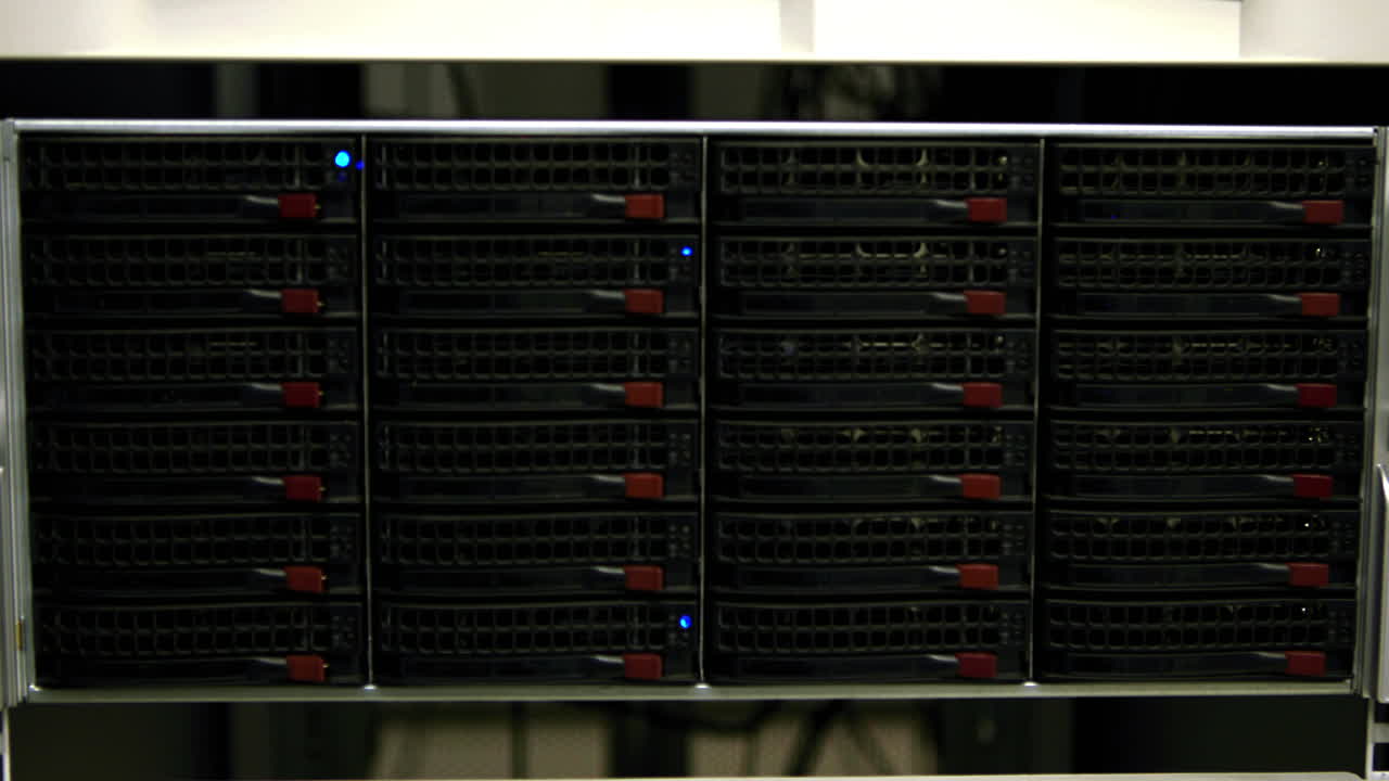 luces azules parpadeando en los servidores