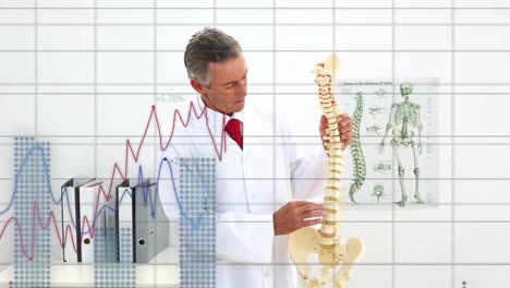 animación de gráficos de procesamiento de datos sobre el médico caucásico presentando con la columna vertebral