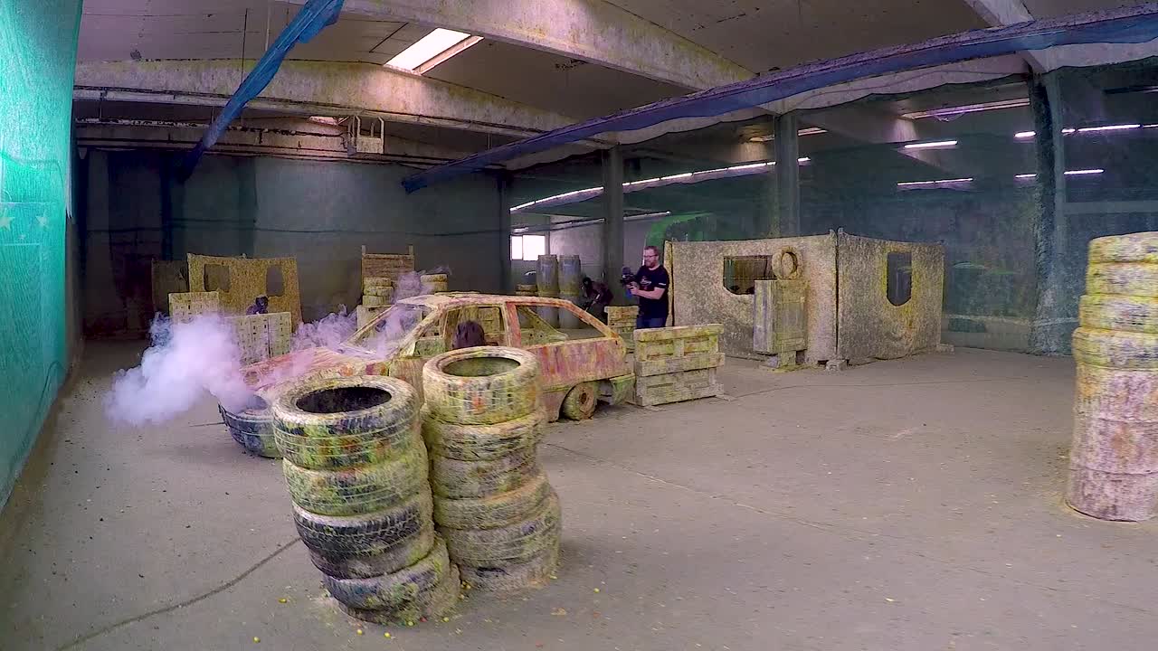 niñas y niños jugando paintball interior