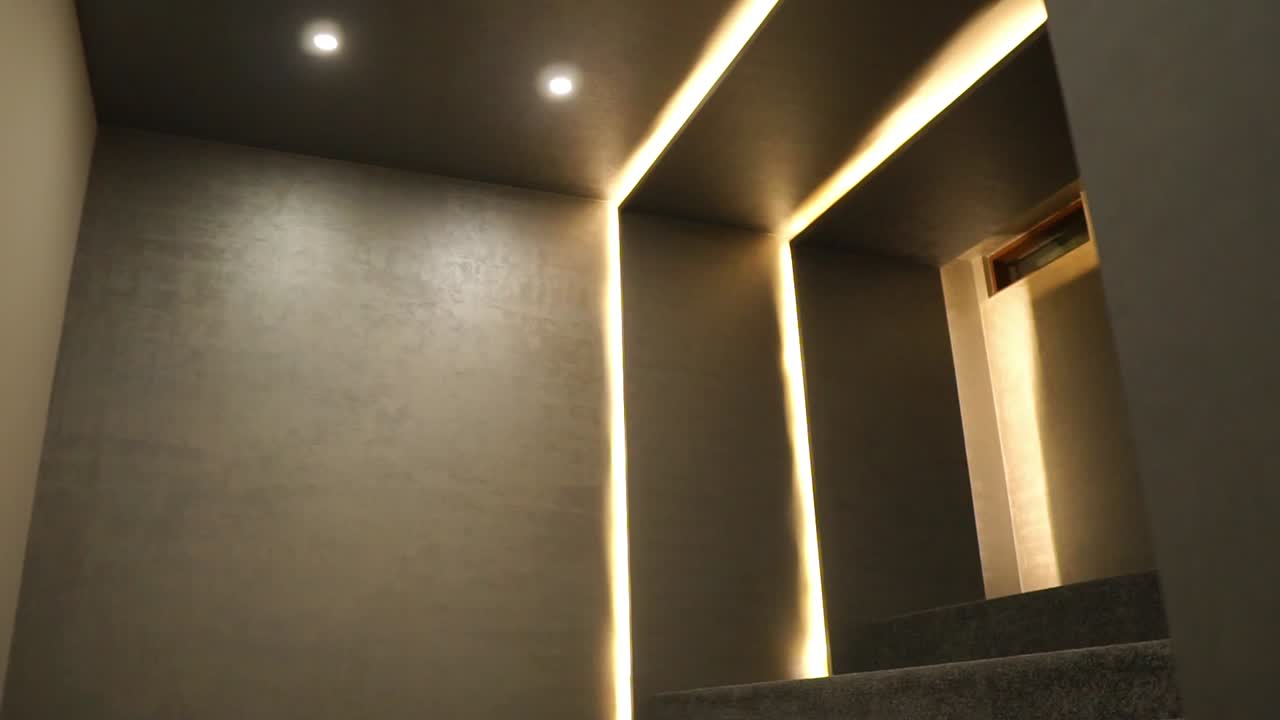 vista de la sala de cine en casa de lujo vacía