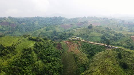 空中景色綠草天空和雲在自然山樹森林在白天