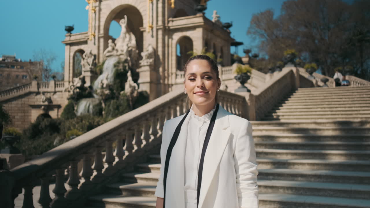 una joven elegante de pie al aire libre.