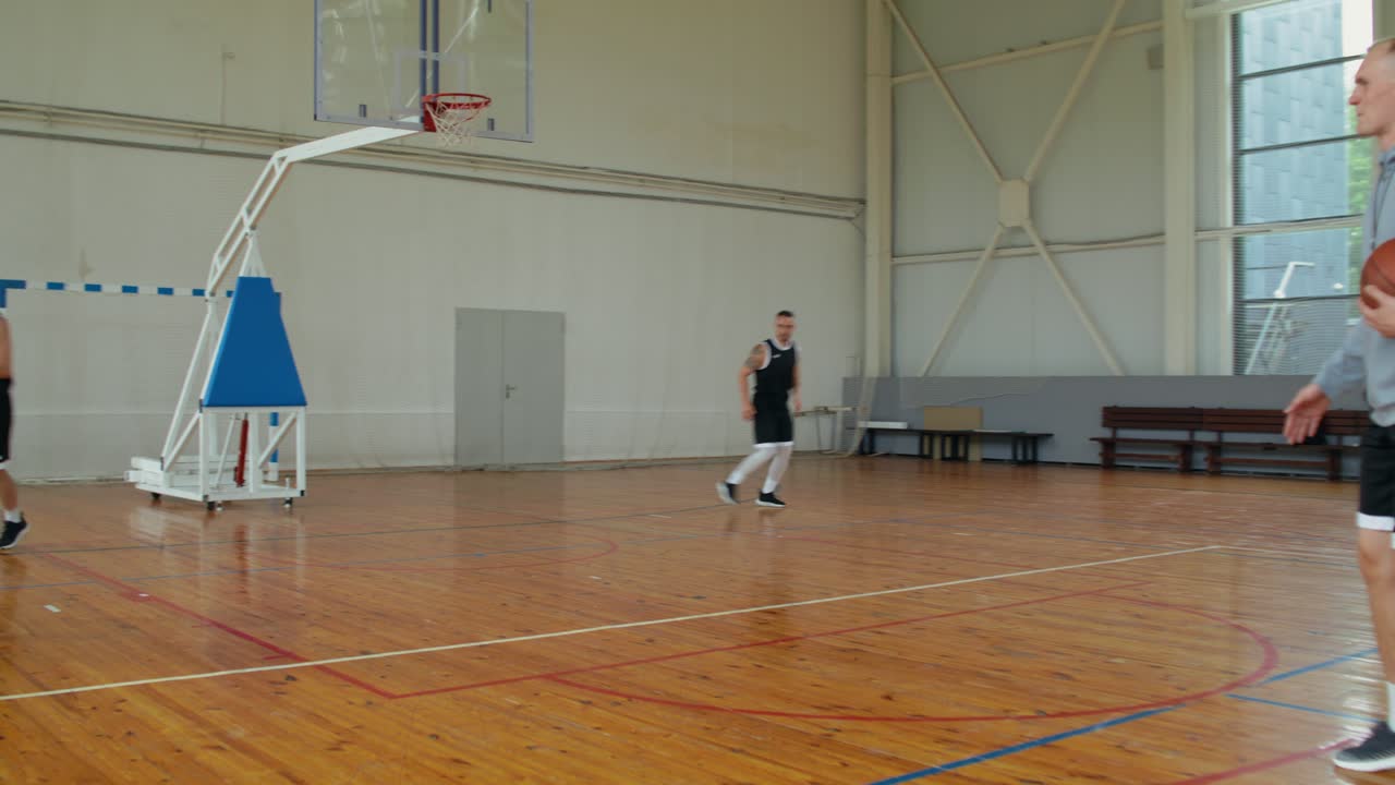 Giocatori di basket che si allenano al chiuso