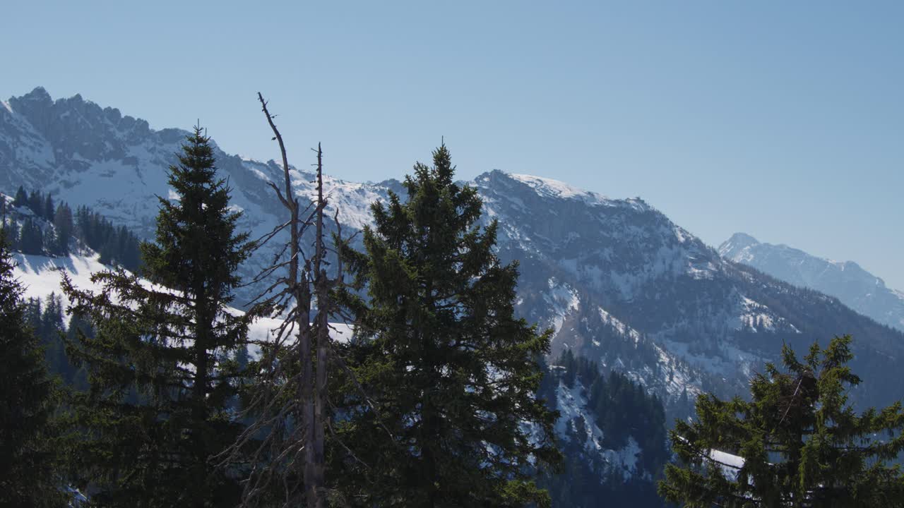 Rossfeld Panorama Yolu'ndan Kartal Yuvası, Kehlsteinhaus'un uzak görünümü, karlı Alp zirveleri.
