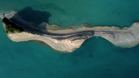 antena de arriba hacia abajo islote formación rocosa en medio del océano mar agua clara y prístina
