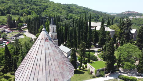 volando sobre la cúpula y la cruz de la calle de bodbe