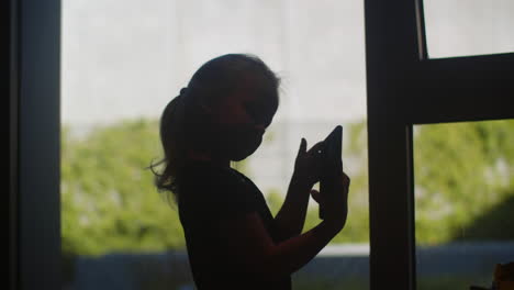 Niño-Jugando-Con-El-Teléfono-Y-Posando-Para-Selfie