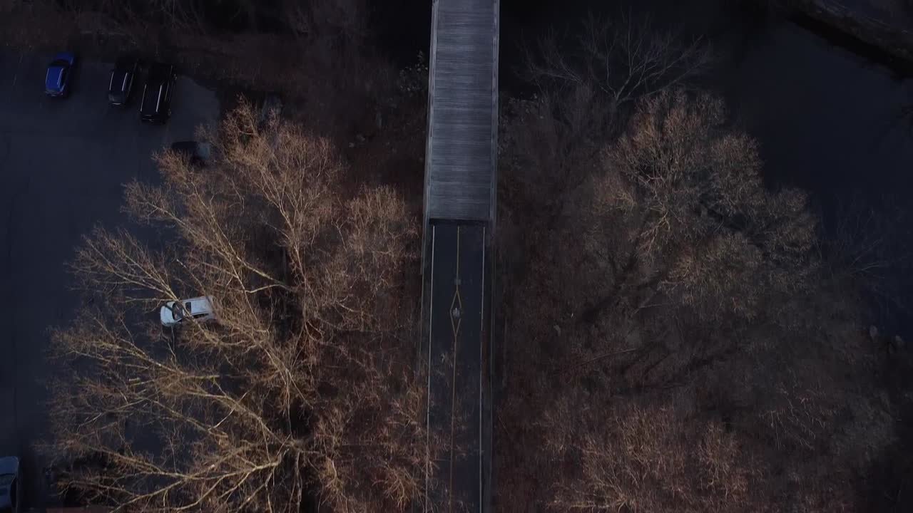 vista de pájaro de un sendero ferroviario para caminar en bicicleta en invierno