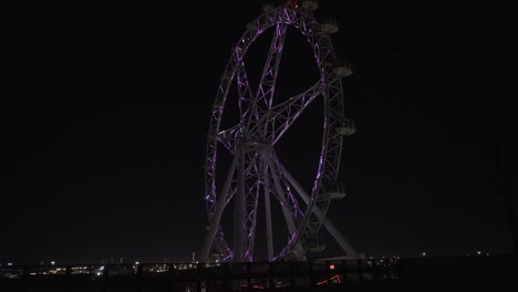 Lapso-De-Tiempo-De-La-Rueda-De-La-Fortuna-Girando-En-Melbourne,-Australia,-En-Los-Muelles-Por-La-Noche,-Iluminado-De-Color-Púrpura-Y-Parpadeando