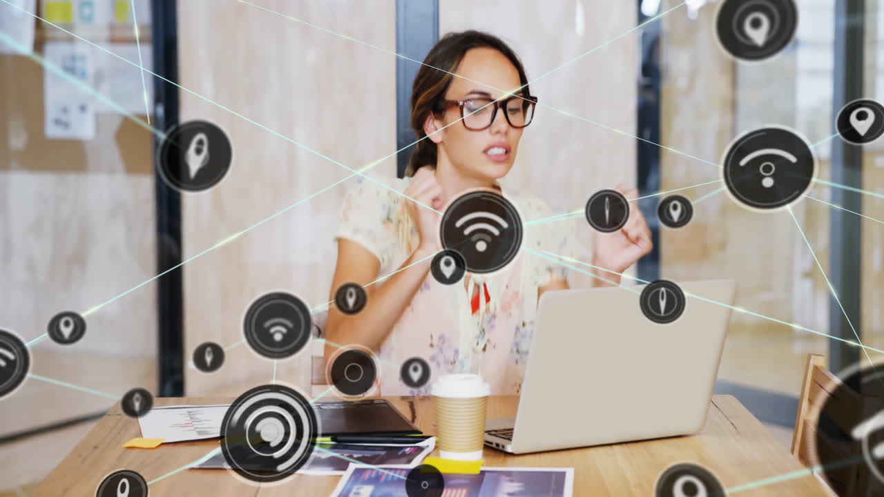animación de conectividad de red inalámbrica sobre una mujer trabajando en una computadora portátil en la oficina
