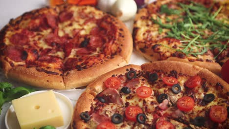 tres pizzas de estilo americano servidas en una mesa