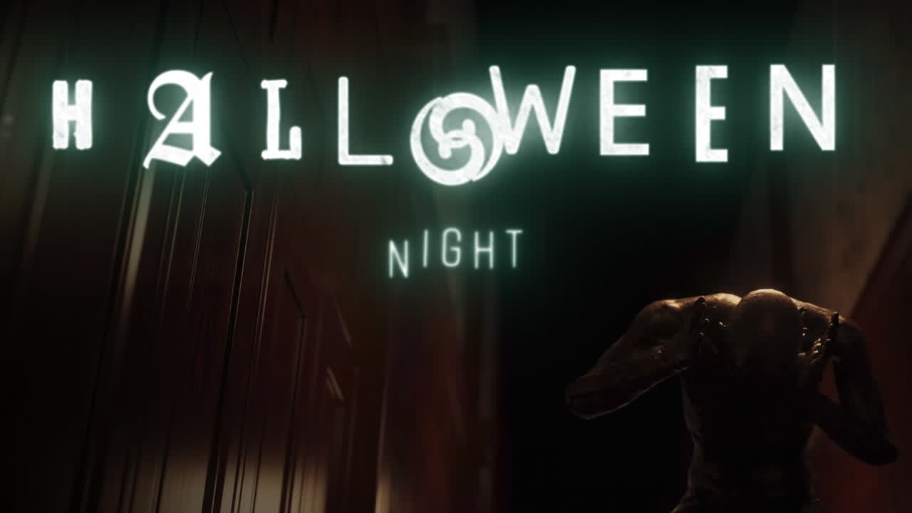 animación del texto de la noche de halloween sobre una figura zombie aterradora en un pasillo oscuro sosteniendo la cabeza con dolor