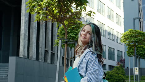 estudiante adolescente con libros al aire libre