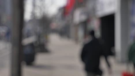gente caminando en un día nublado en danforth village toronto