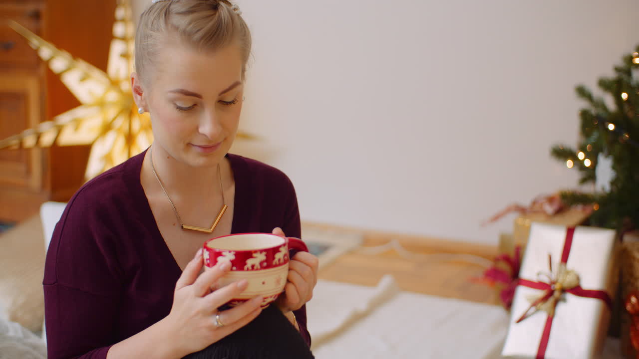 집에서 커피 잔을 들고 앉아 사려깊은 여자 1