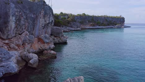 Felsige-Karstlandschaft-Am-Strand-Von-Bahia-De-Las-Aguilas-In-Pedernales,-Dominikanische-Republik