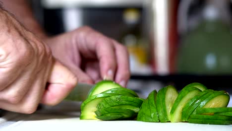 Nahaufnahme-Einer-Zucchini,-Die-Auf-Einem-Weißen-Tisch-Gehackt-Wird