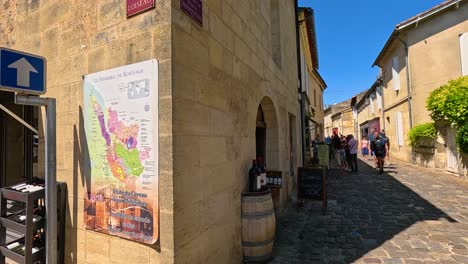 encantadora escena callejera de un pueblo francés con un mapa de vinos